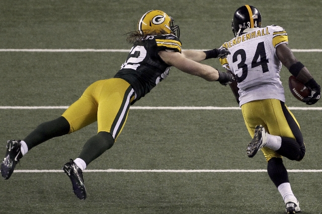 Steelers runningback Rashard Mendenhall springer här ifrån Green Bays stora defensiva stjärna, Clay Matthews. Steelers med små undantag urusel start på matchen och låg i halvtid under med 21-3. Steelers runningback Rashard Mendenhall springer här ifrån Green Bays stora defensiva stjärna, Clay Matthews. Steelers med små undantag urusel start på matchen och låg i halvtid under med 21-3.