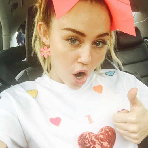Miley Cyrus i färgglada kläder. Miley Cyrus i färgglada kläder.