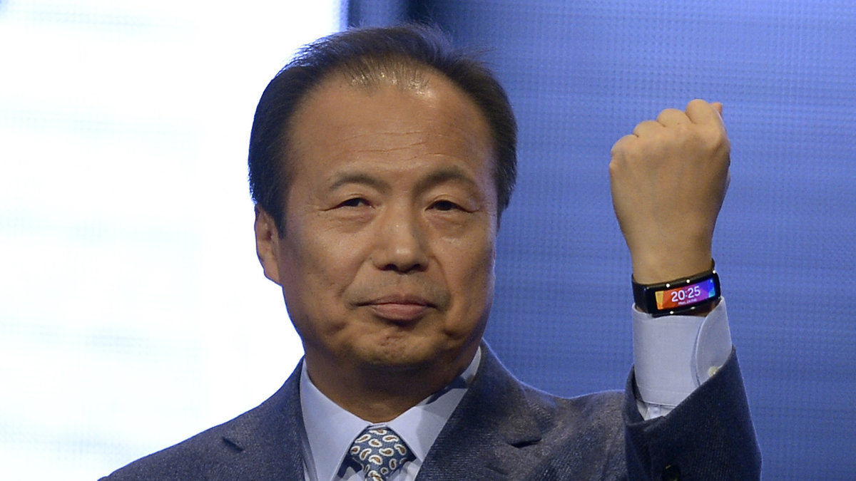 Samsung-vd:n JK Shin med en Gear Fit på handleden.