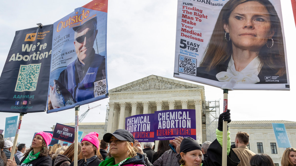 Protester för och emot aborträttigheter utanför USA:s högsta domstol i mars. Arkivbild.