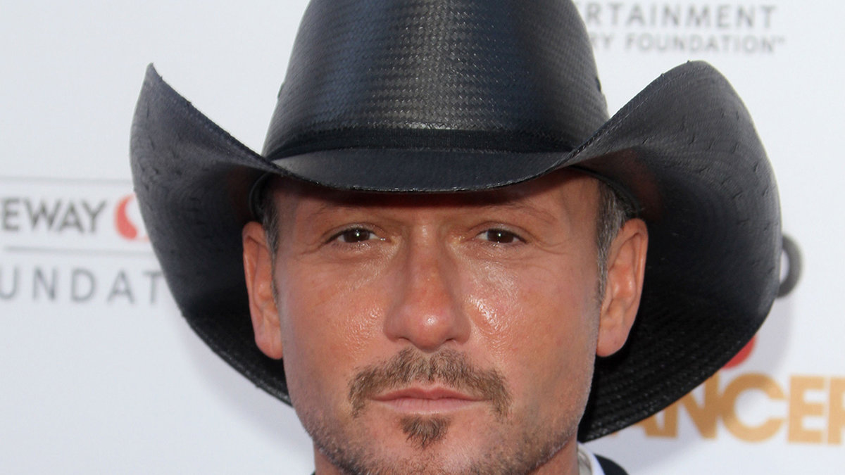 Countrystjärnan Tim McGraw behåller hatten på under hela sexakten. 