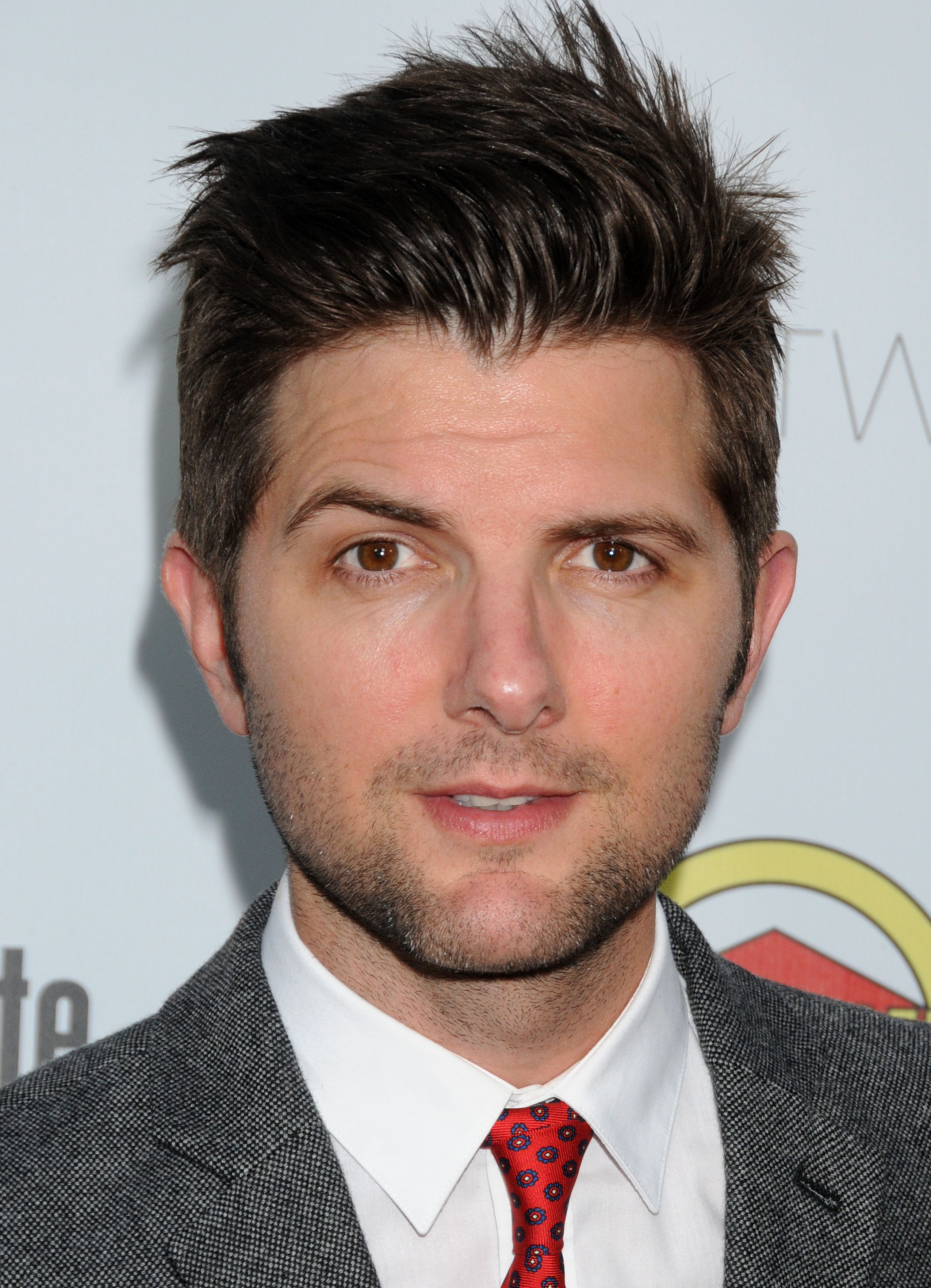 Komedi-stjärnan Adam Scott är mörkhårig och har tredagarsstubb. En hunk. Komedi-stjärnan Adam Scott är mörkhårig och har tredagarsstubb. En hunk.