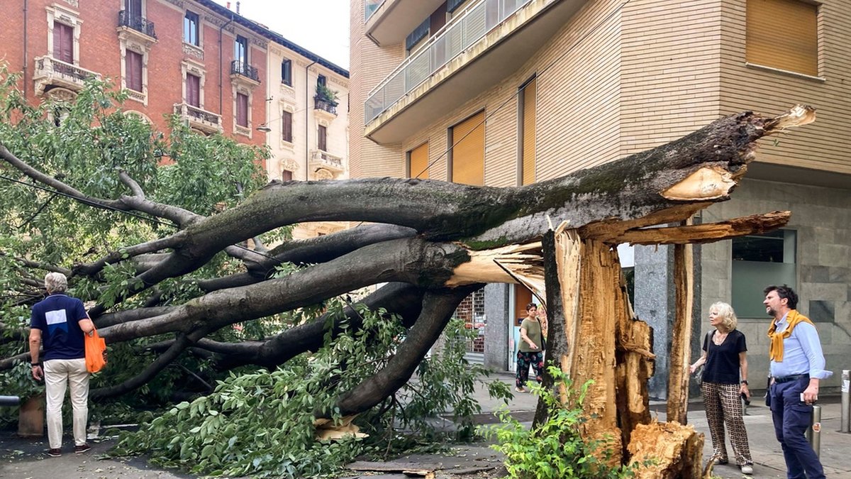 Även Milano har drabbats av de kraftiga ovädren i norra delarna av Italien.
