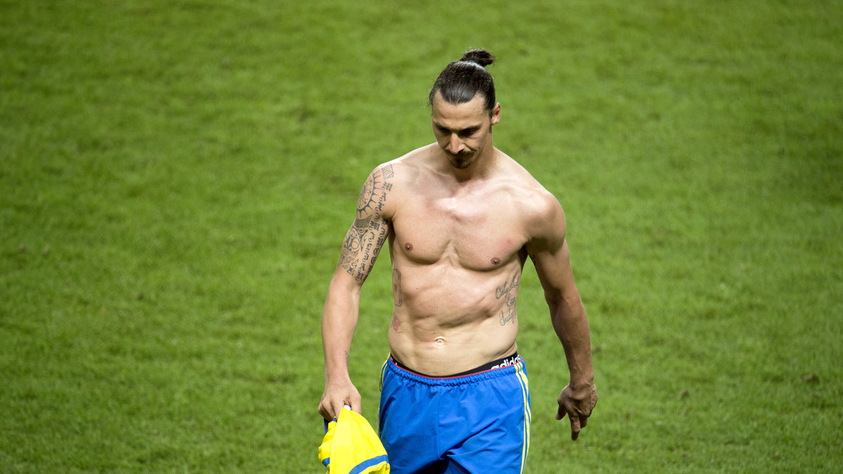 Ja vad är det för tatuering som vi syftar på här? Jo den på hans mage, den som inte syns eftersom den är gjord i vit färg med texten "Zlatan".