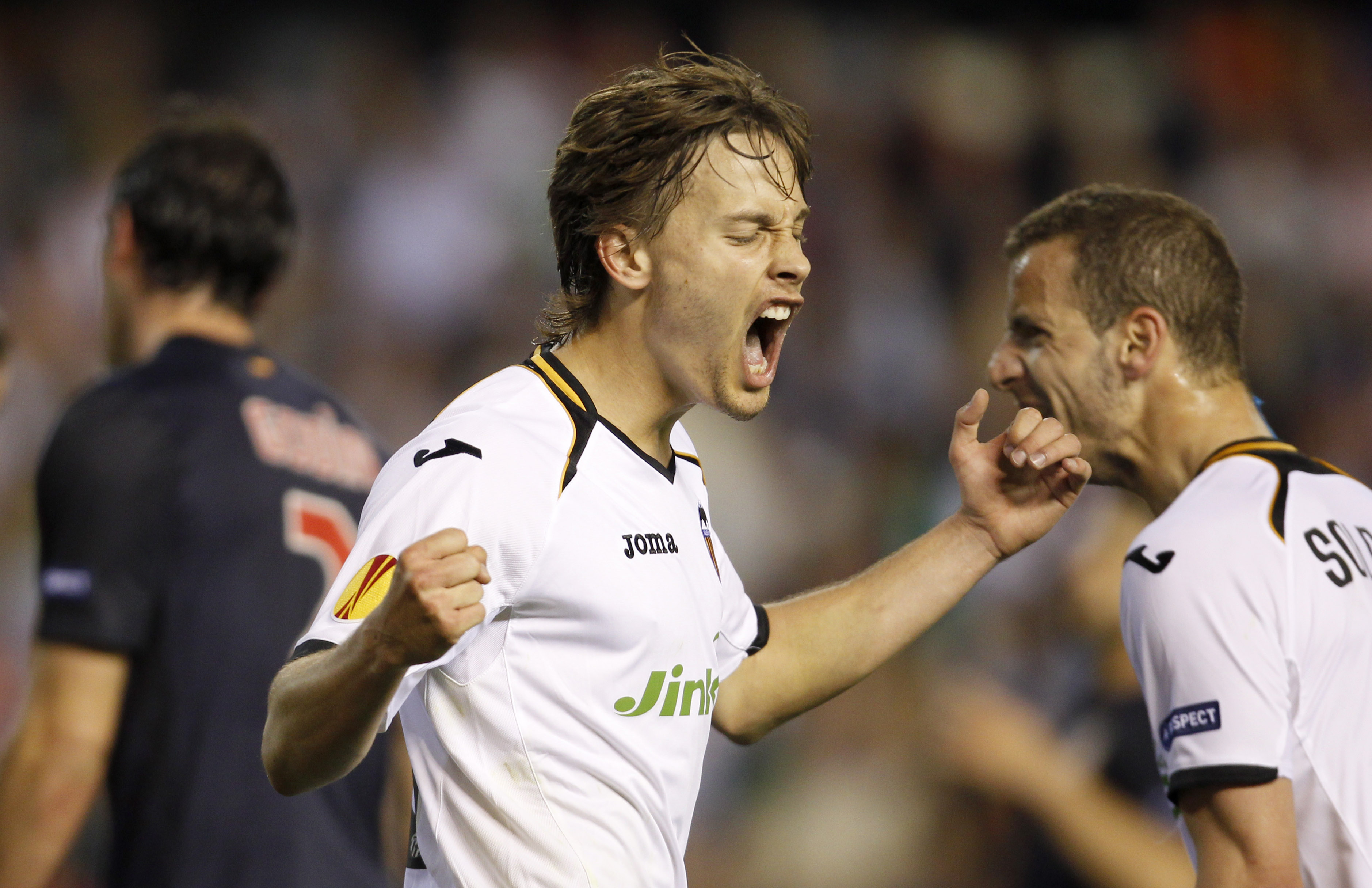 16. Sergio Canales. 21 år, Valencia. Varit skadad mycket men när han väl är frisk är han bland de mest spännande offensiva mittfältarna som finns. 16. Sergio Canales. 21 år, Valencia. Varit skadad mycket men när han väl är frisk är han bland de mest spännande offensiva mittfältarna som finns.