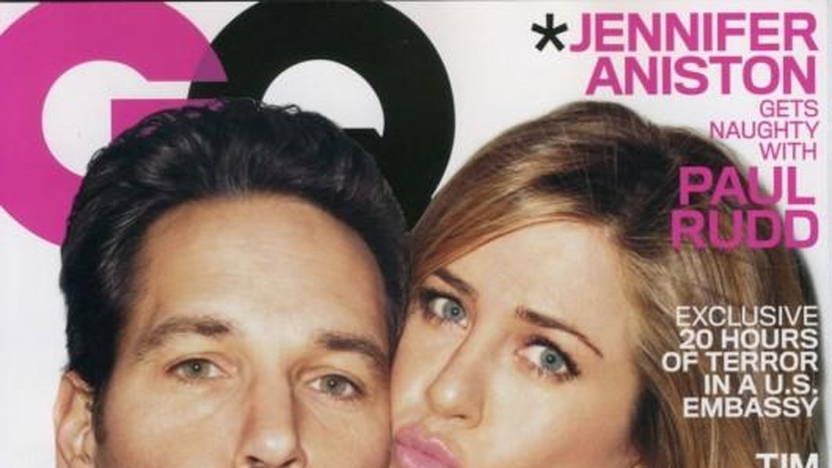 Det här omslaget publicerades i början på 2012, och visst ser Aniston fortfarande ut som 25? Det är skådisen Paul Rudd hon pussar på, men givetvis var de inte ett par. Däremot har de känt varandra sedan 90-talet, och erkänner visserligen i intervjun att d