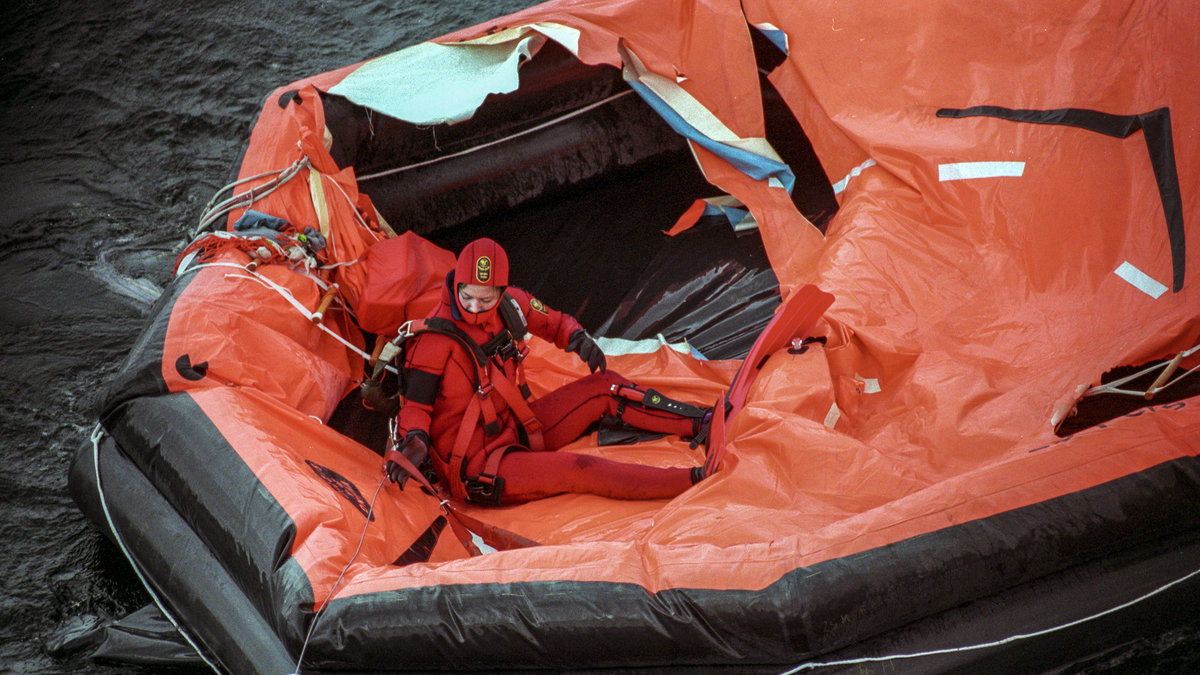 En grodman från räddningspersonalen inspekterar en livflotte i samband med räddningsaktionen under M/S Estonias förlisning. 