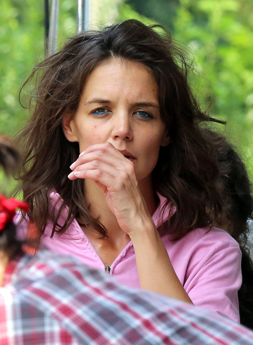 Katie Holmes ser lite trött ut. Katie Holmes ser lite trött ut.