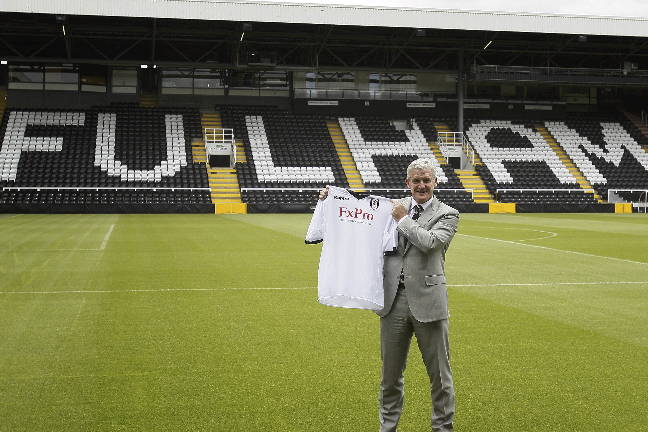 Walesaren poserar med Fulham-tröjan.