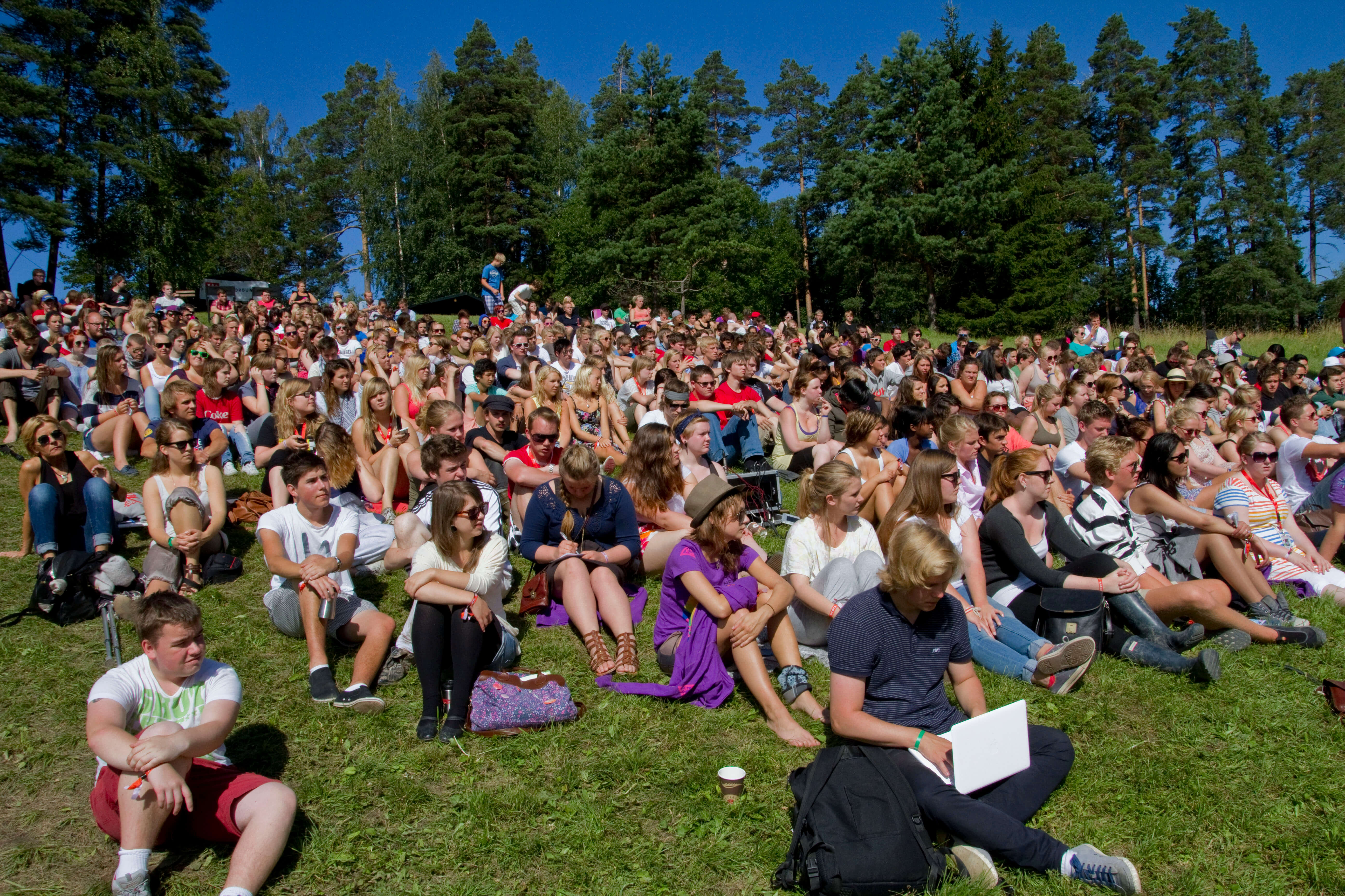Den här bilden togs dagen innan massakern. Totalt fanns omkring 560 deltagare på ön. Den här bilden togs dagen innan massakern. Totalt fanns omkring 560 deltagare på ön.