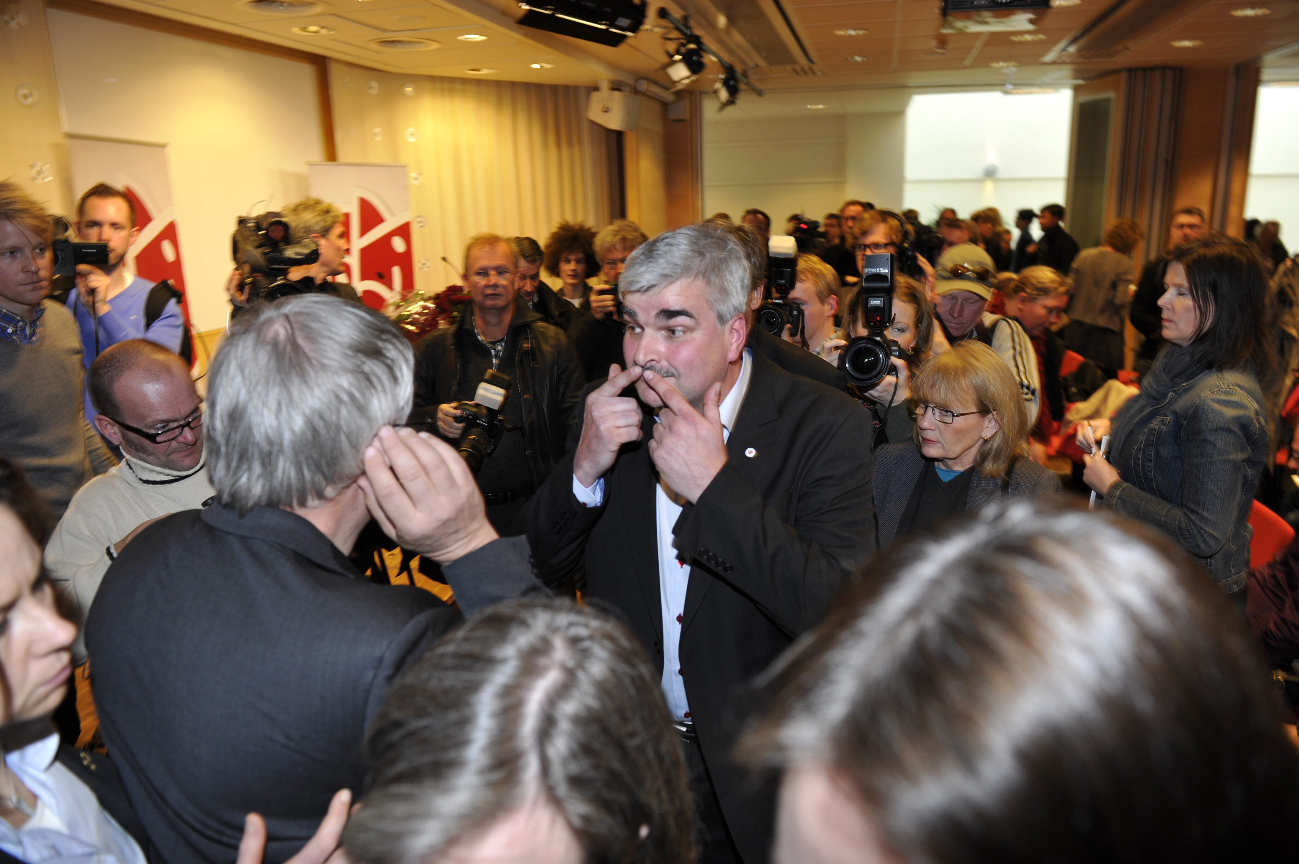 Håkan Juholt skämtade glatt om sin mustasch när han presenterades som valberedningens förslag till partiledarposten tidigare i år.