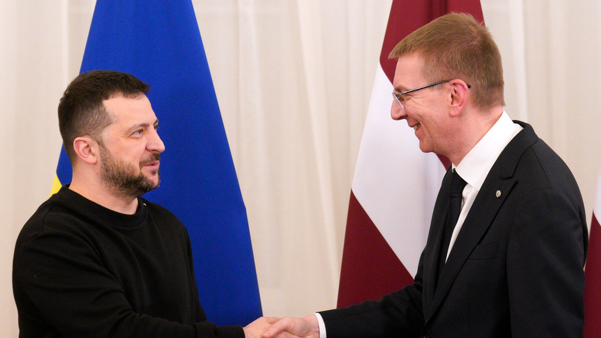 Ukraina får långsiktigt stöd från Lettland. Här träffas den ukrainske presidenten Volodymyr Zelenskyj och Lettlands dito Edgars Rinkevics i Riga i januari. Arkivbild.