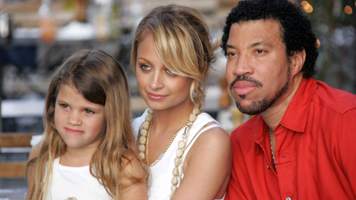 En liten Sofia tillsammans med storasyster Nicole och pappa Lionel år 2005.
