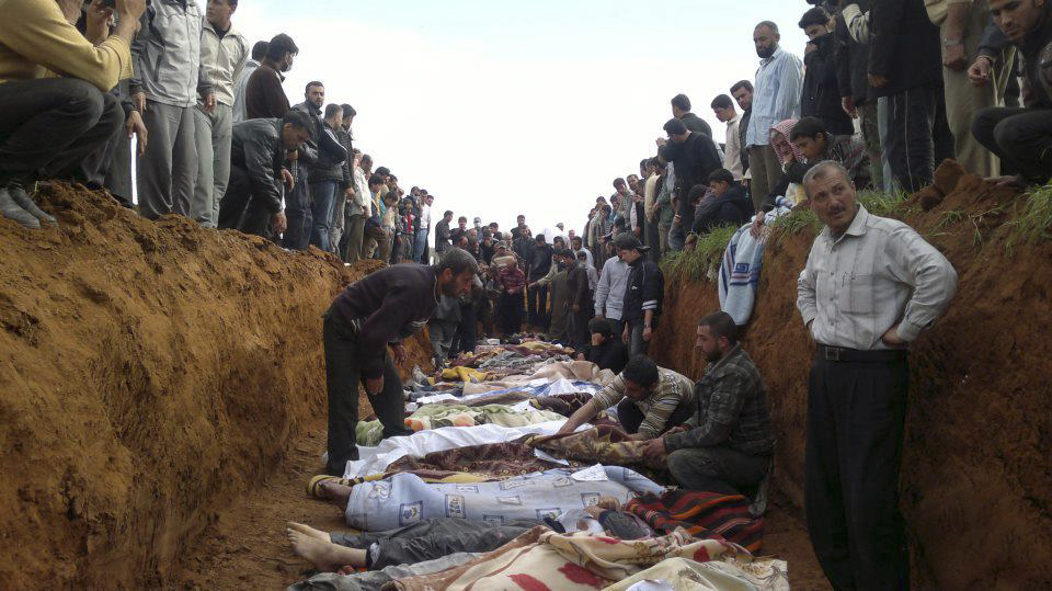 Massgrav med människor dödade i stridigheter i Taftanaz, Syrien.