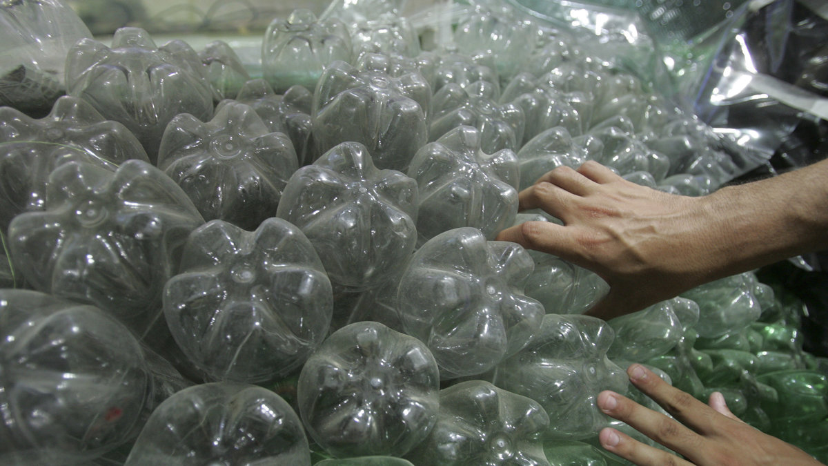 Plastflaskor är en av de stora miljöbovarna.