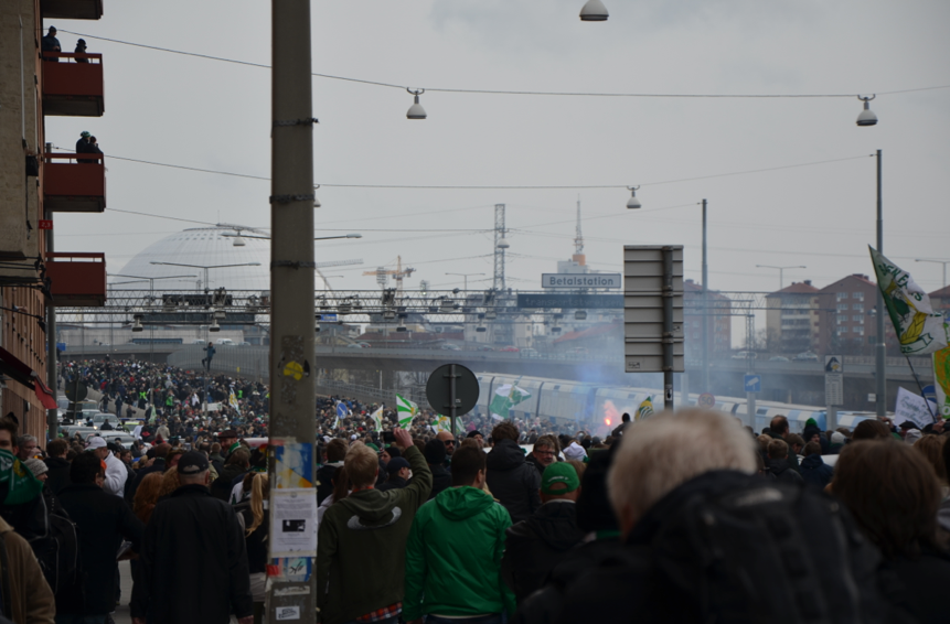 Röd dag innebar mer fans än vanligt. Röd dag innebar mer fans än vanligt.