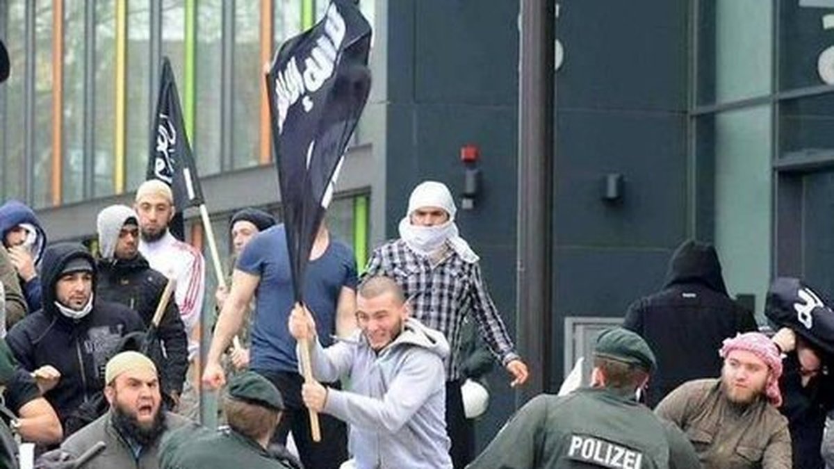 Nej det här är inte någon som håller i en IS-flagga. 