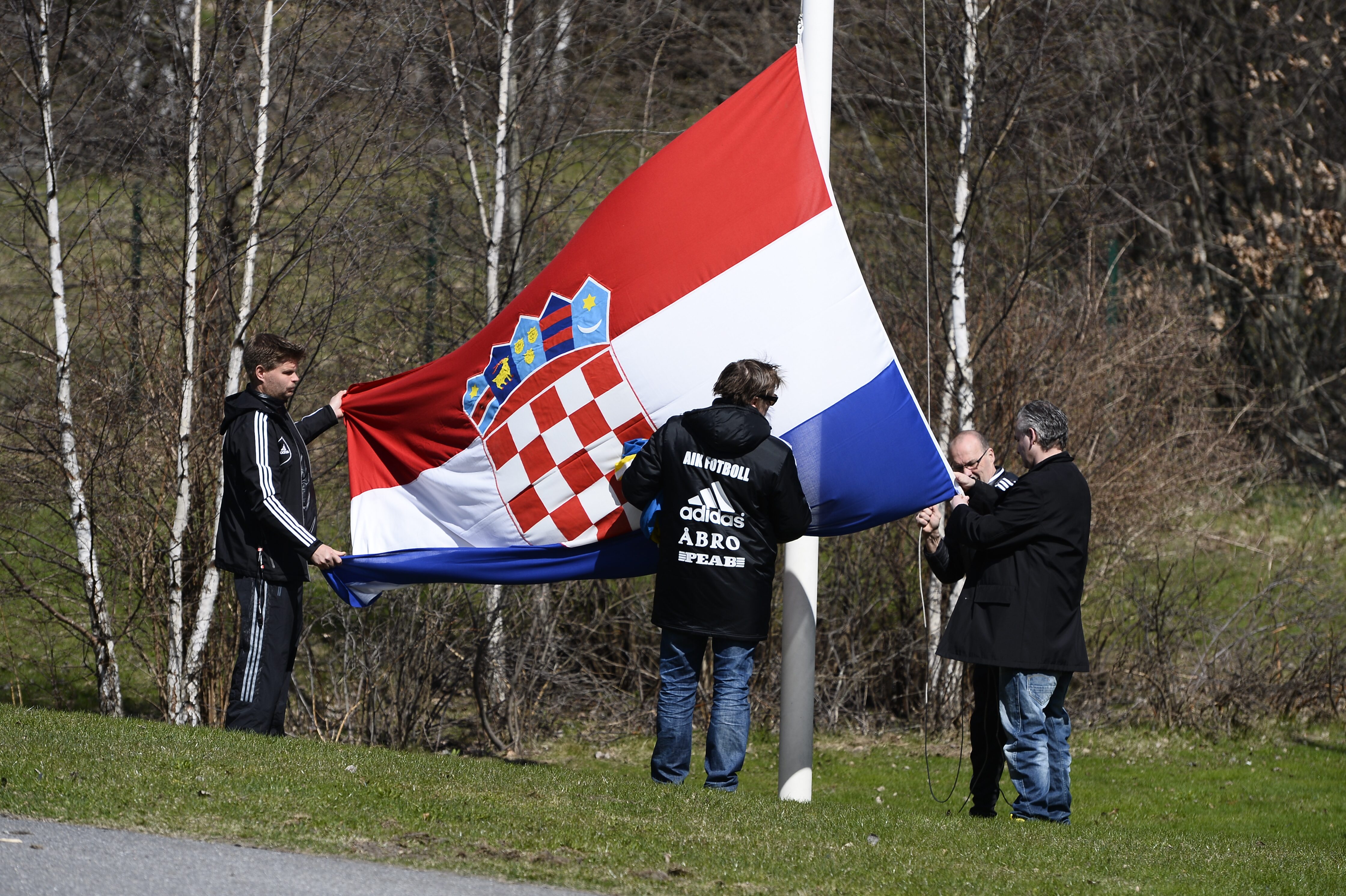 Även den kroatiska flaggan hissades på halvstång.