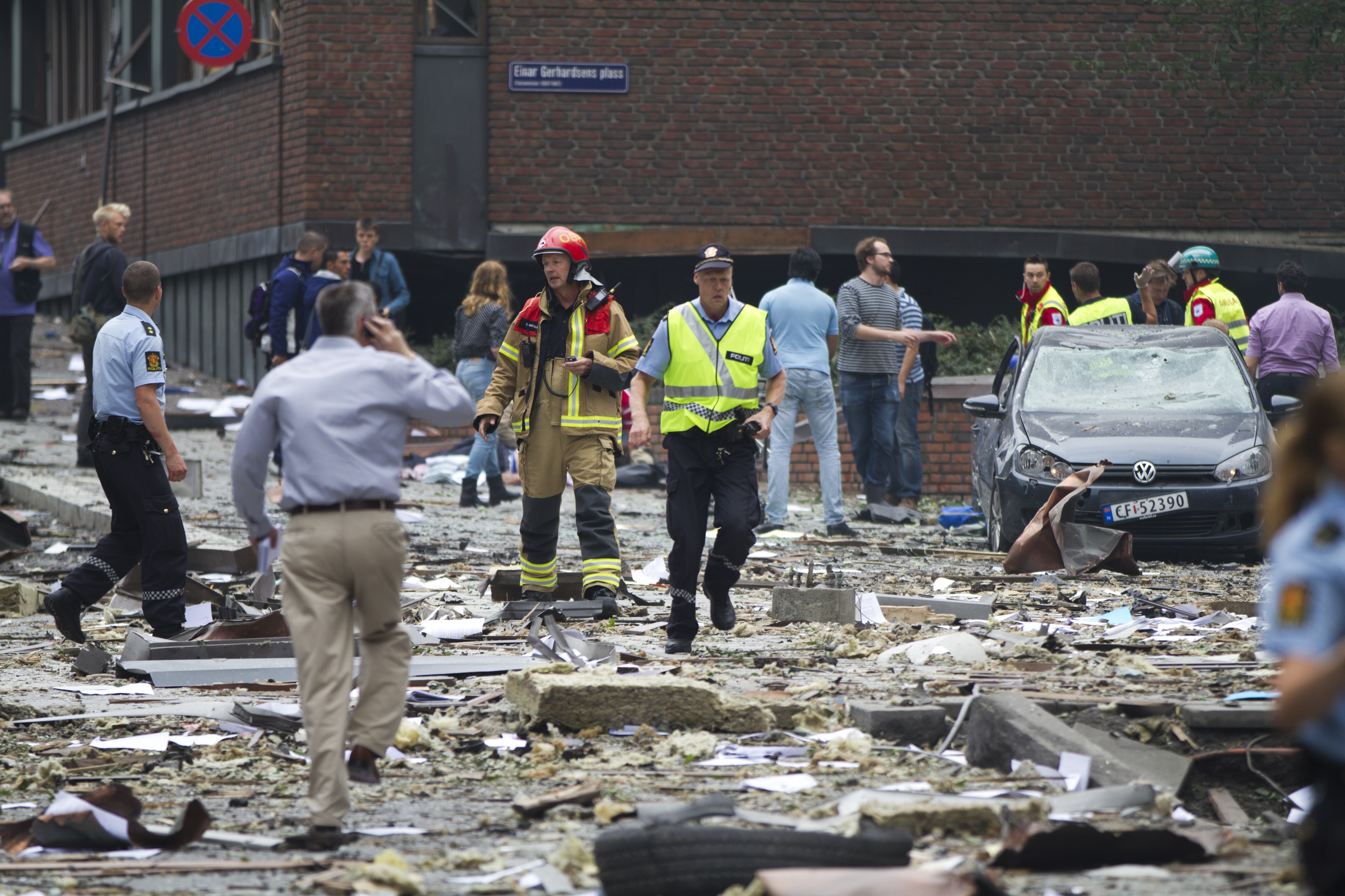 Klockan 15.26 den 22 juli detonerade en kraftig bomb Oslo ... Klockan 15.26 den 22 juli detonerade en kraftig bomb Oslo ...
