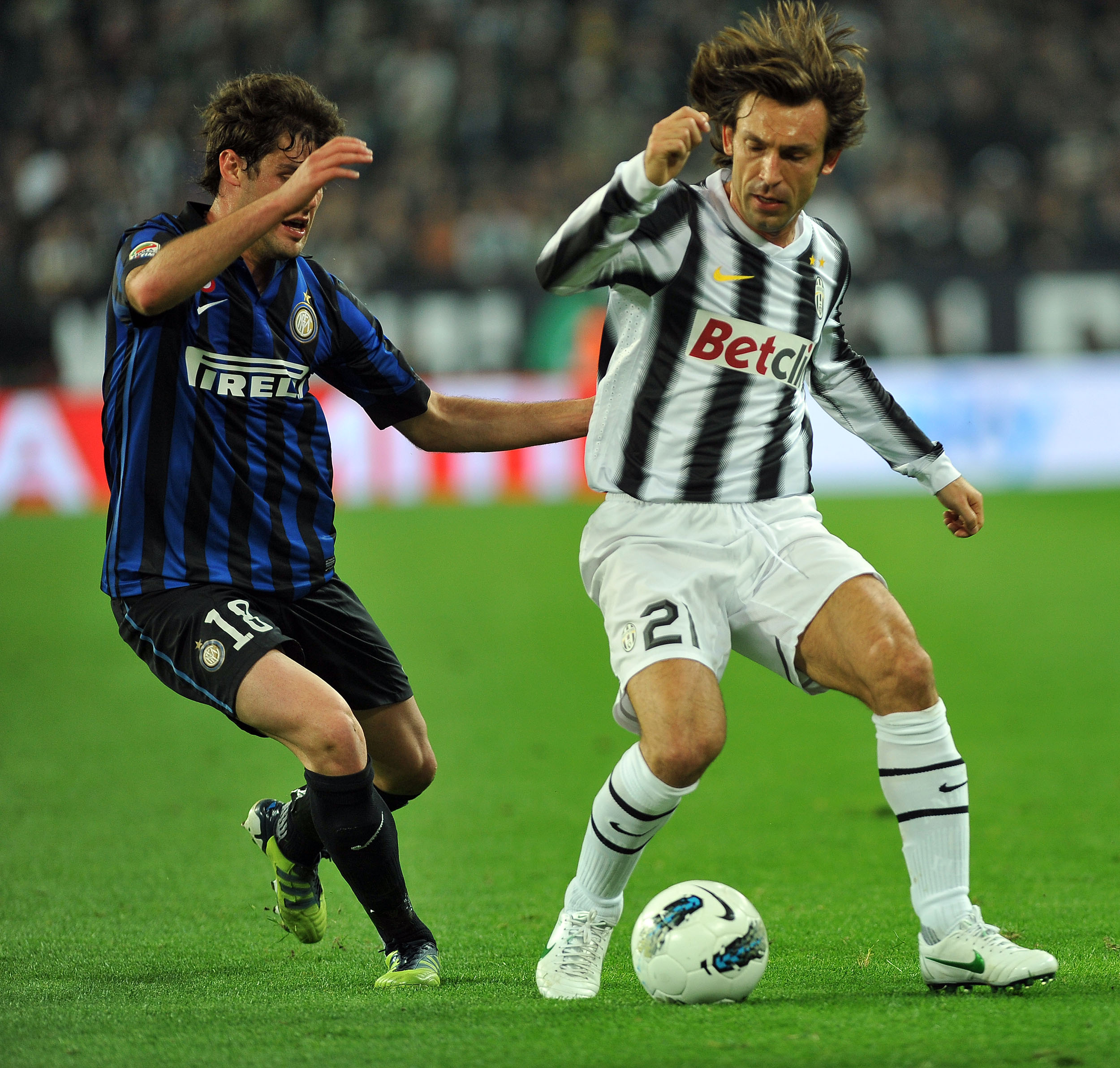 Andrea Pirlo är nu fyra poäng bakom sin gamla klubb Milan som toppar ligan. 