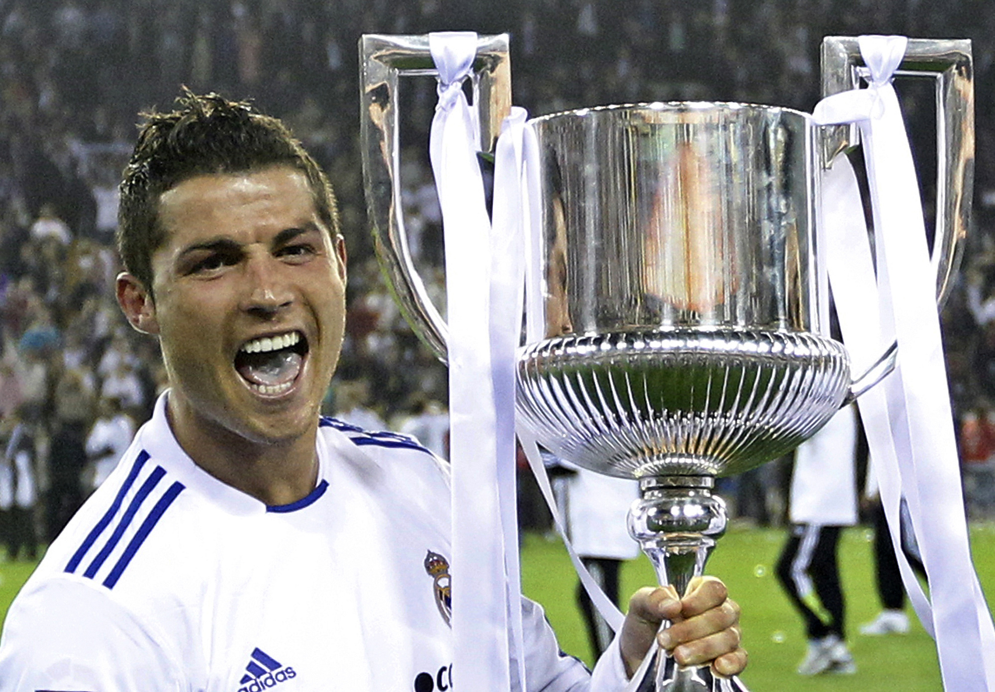 Ronaldo vann sin första titel i Real Madrid när marängerna slog Barcelona i finalen av den spanska cupen - även kallad Copa Del Rey. Ronaldo vann sin första titel i Real Madrid när marängerna slog Barcelona i finalen av den spanska cupen - även kallad Copa Del Rey.