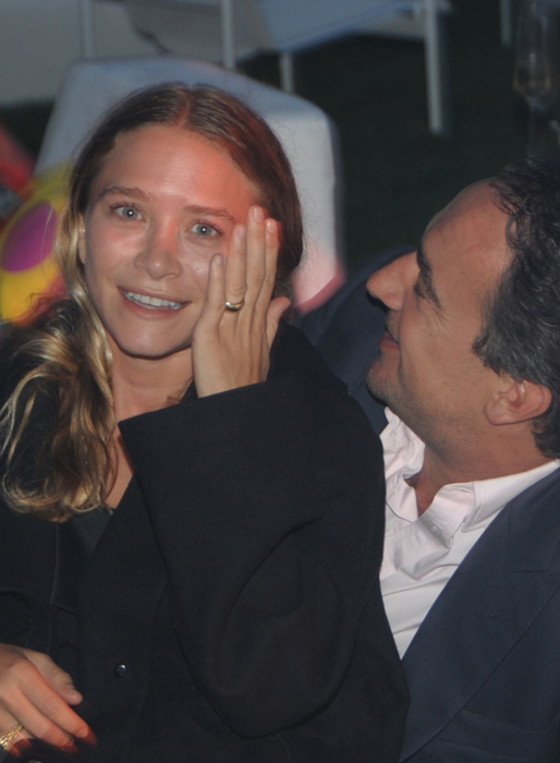 Mary-Kate Olsen och hennes fästman Oliver Sarkozy på en välgörenhetsgala i New York. Mary-Kate Olsen och hennes fästman Oliver Sarkozy på en välgörenhetsgala i New York.