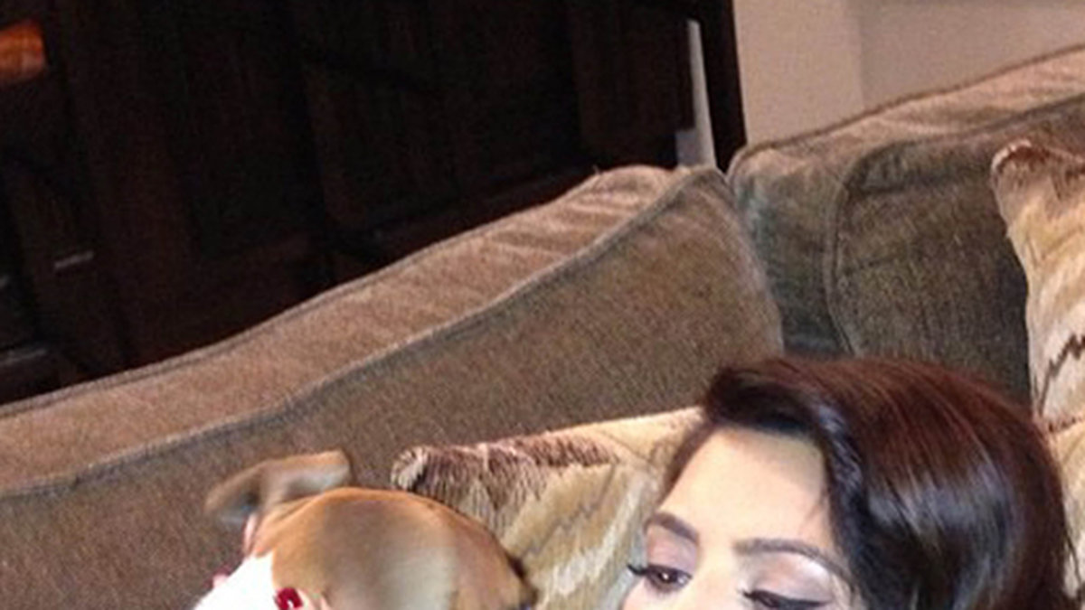 Kim Kardashian är höggravid, men innan bebisen ploppat ut för hon hålla till godo med att gosa med en hund.