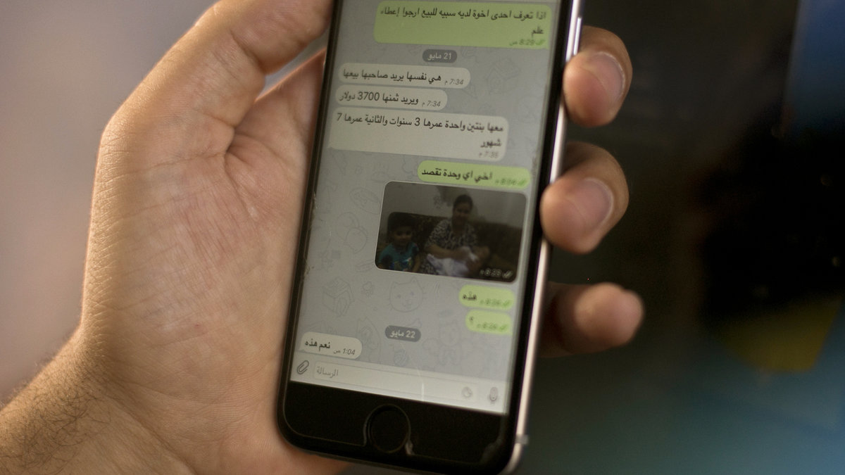 Whatsapp används. Här säljs en kvinna med sina väldigt unga döttrar. Telegram och Facebook är populärara i användning av IS.