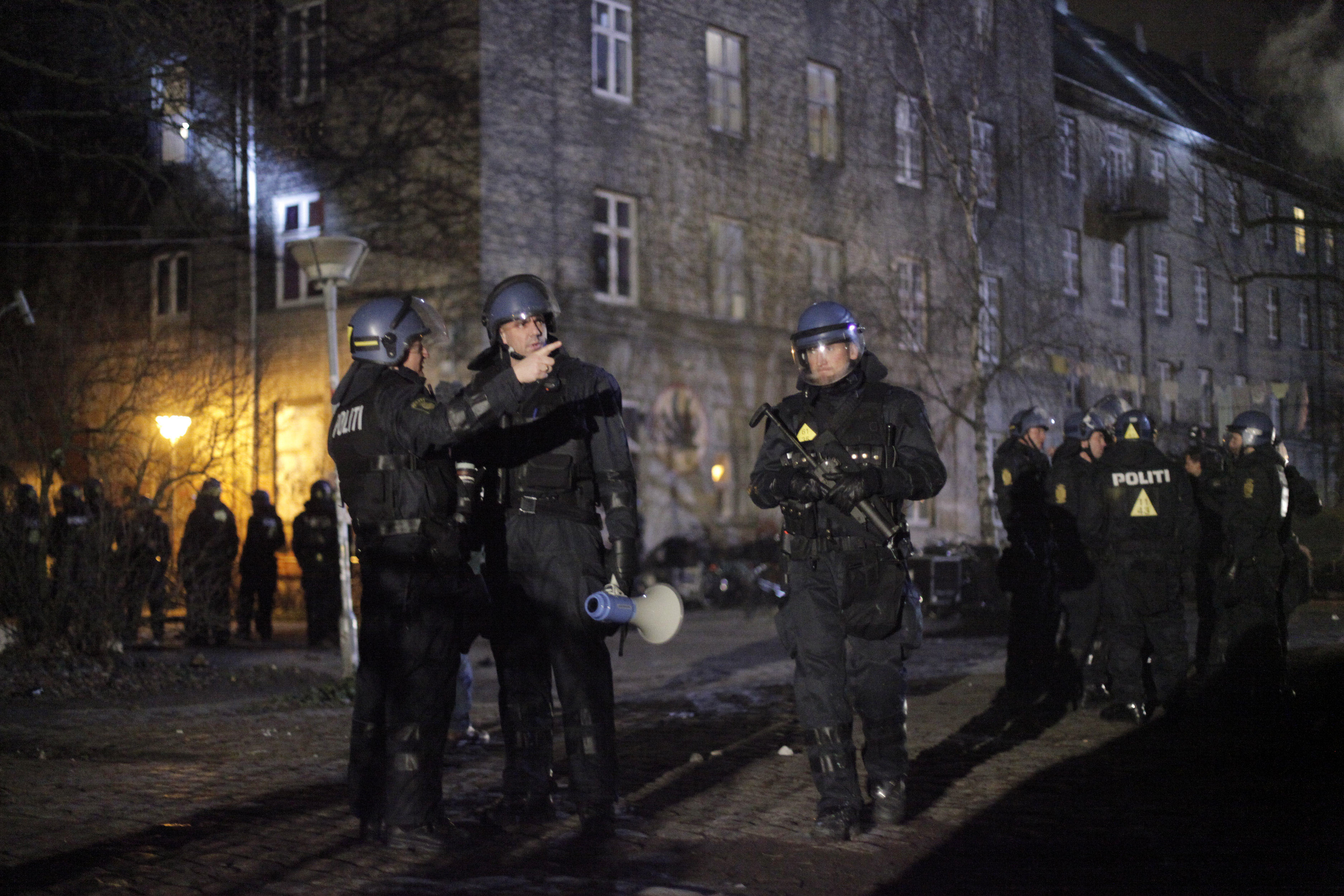 Den danska polisen attackerades med stenar och smällare.  