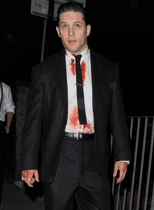 Tom Hardy är blodig under en filminspelning i London. Tom Hardy är blodig under en filminspelning i London.