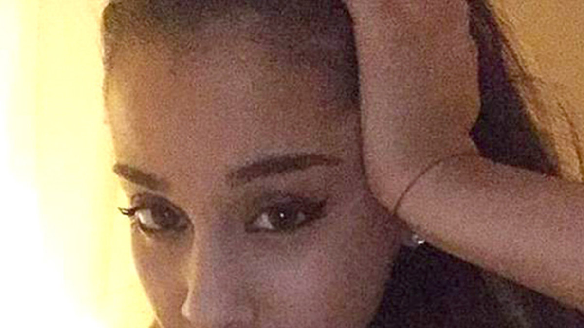 Ariana Grande bjuder på en selfie.