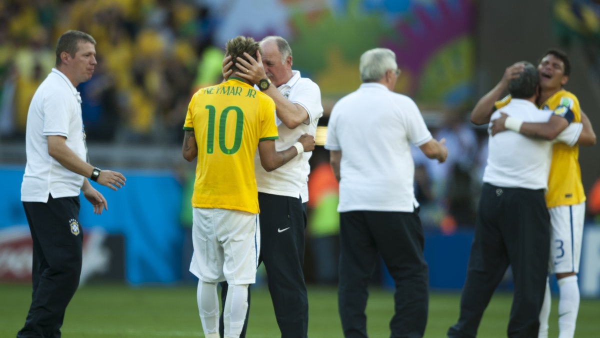 Neymar får tröst (?) efter Brasiliens seger mot Chile av förbundskaptenen Scolari. 