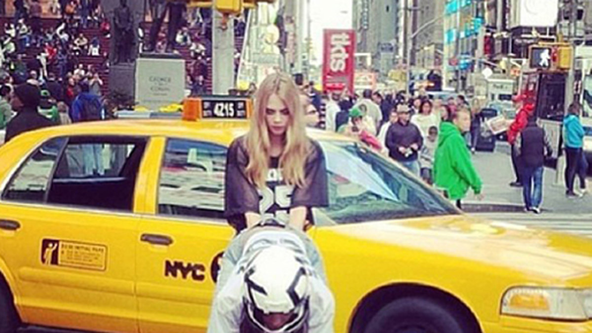 Cara plåtade en kampanj för DKNY i New York. 