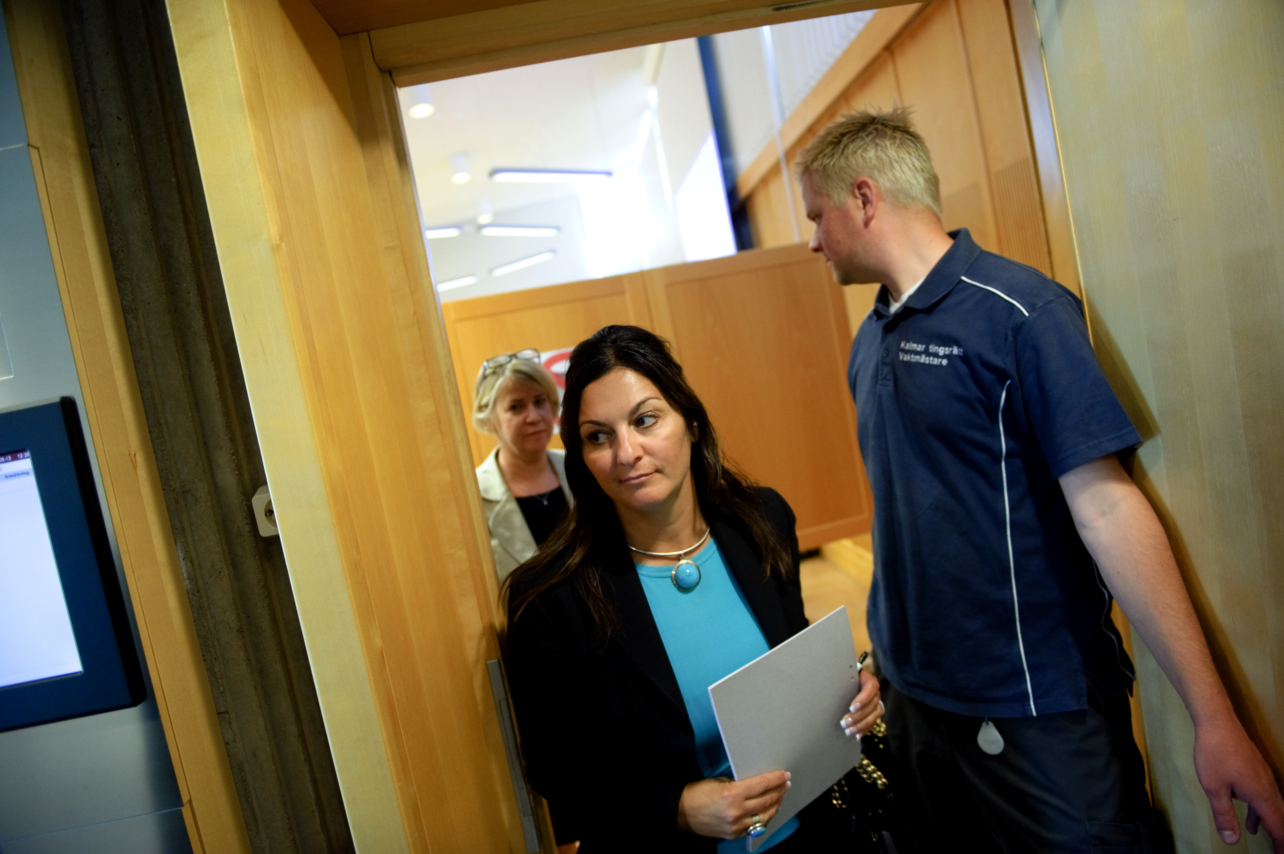 Elisabeth Massi Fritz, målsägarbiträde för offrets mamma lämnar rättegångssalen i Kalmar tingsrätt under måndagen.