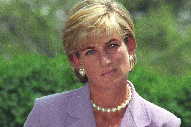 Diana - folkets prinsessa - kördes dog i en bilolycka 1997. Vid tillfället jagades hon av flera paparazzis. 