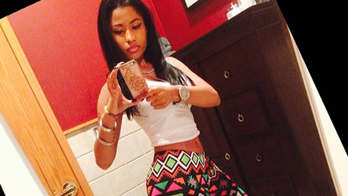 Nicki Minaj i mönstrade tights.