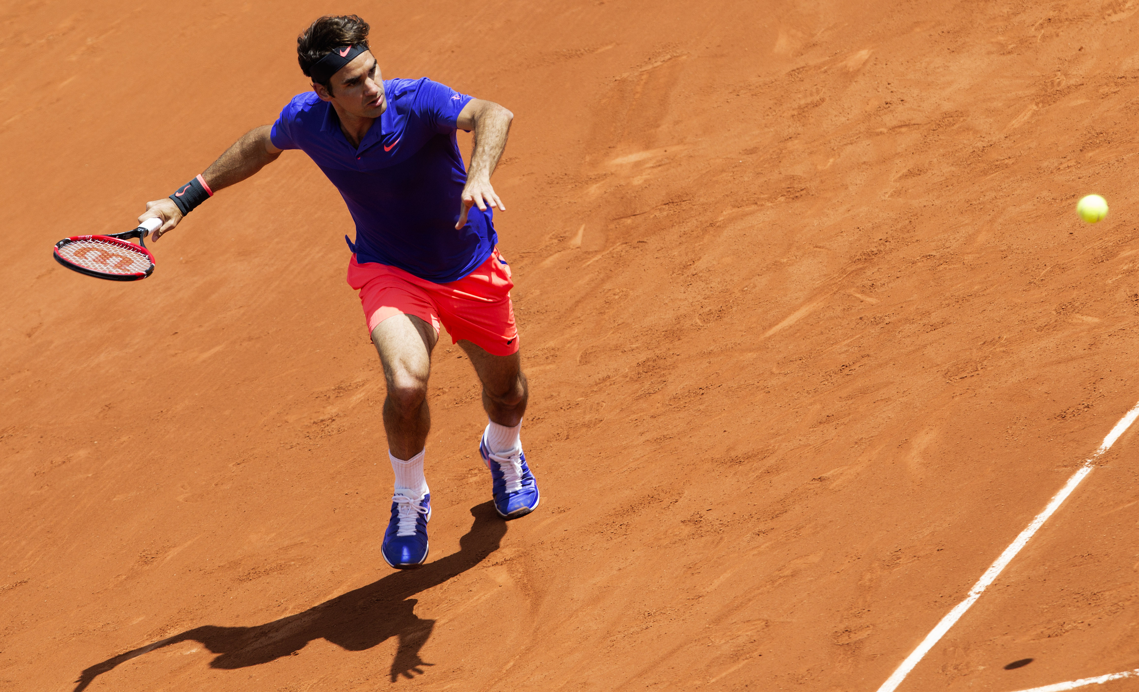 5. Roger Federer ligger femma på listan och tjänar ungefär 550 miljoner kronor. 5. Roger Federer ligger femma på listan och tjänar ungefär 550 miljoner kronor.