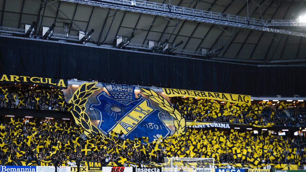AIK med ett maffigt flagghav på Friends Arena. 