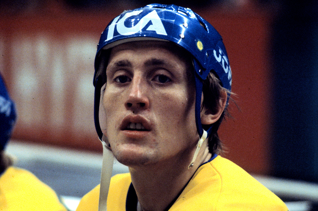 Börje Salming i avbytarbåset under en ishockeymatch med Tre kronor 1975. Arkivbild.