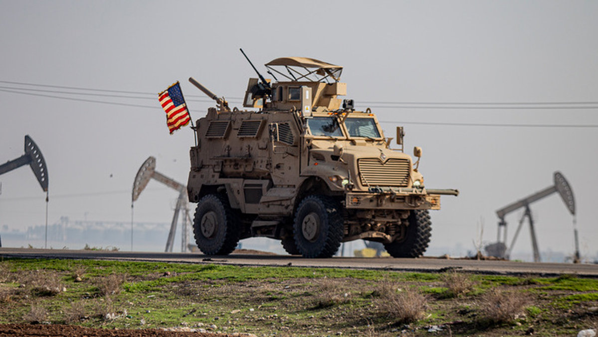 Ett amerikanskt militärfordon på patrull i närheten av al-Qamishli i nordöstra Syrien i december.