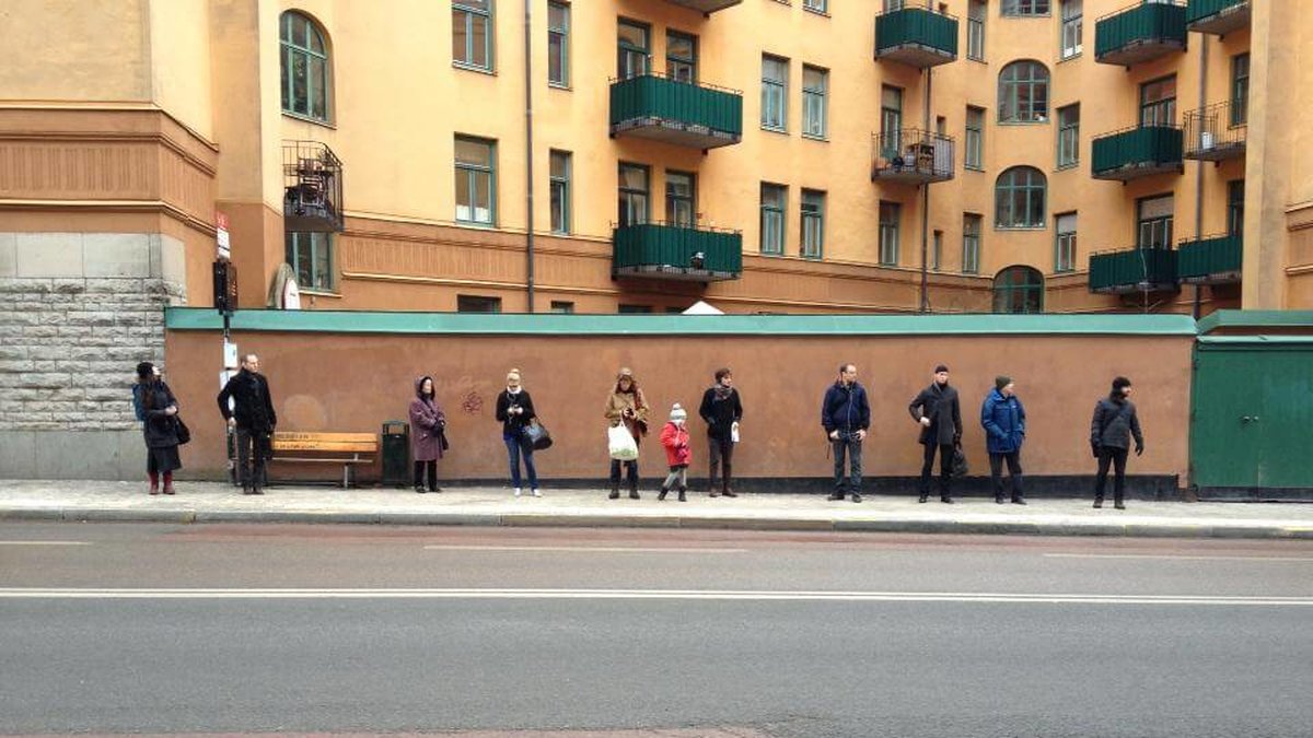 Det handlar helt enkelt om att svenskar inte verkar tycka om att stå för nära varandra när de väntar på bussen.