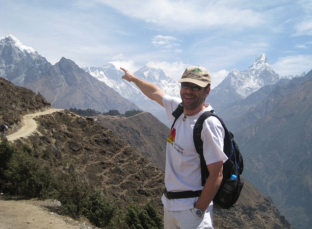 Ian Usher ståendes i skuggan av Mount Everest.
