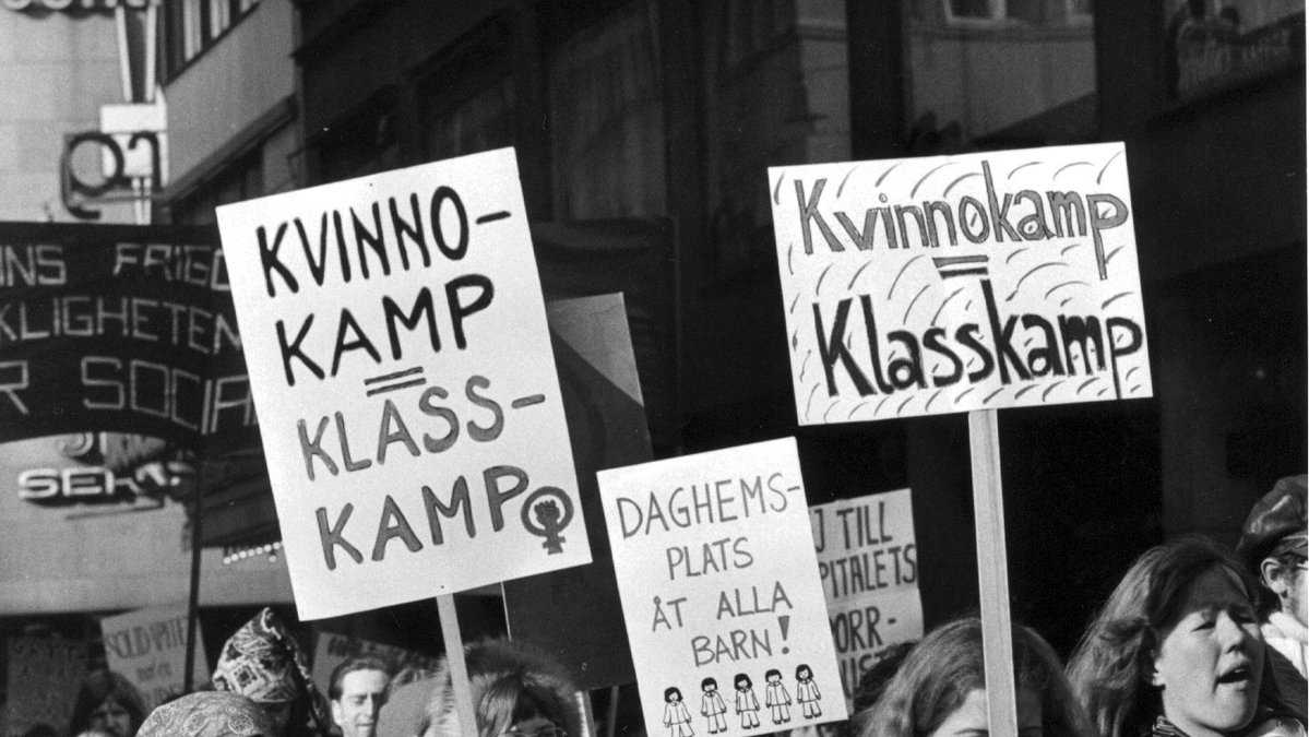 "KVINNOKAMP = KLASSKAMP, DAGHEMSPLATS ÅT ALLA BARN", demonstration den 8 mars 1974.