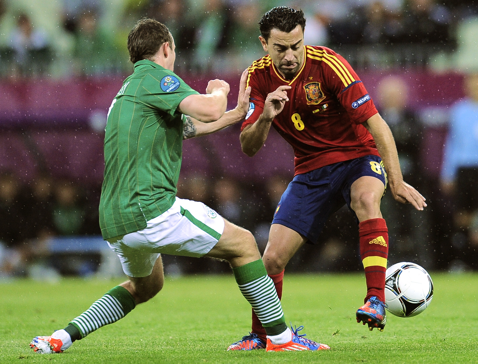 Xavi i duell med Irlands Aiden McGeady. Xavi i duell med Irlands Aiden McGeady.