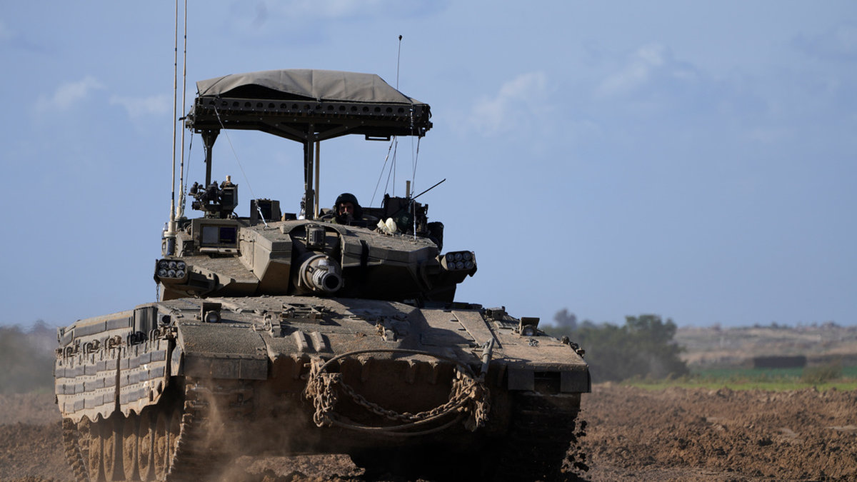 En israelisk stridsvagn kör över en åker i gränsområdet mellan Gazaremsan och södra Israel i februari.