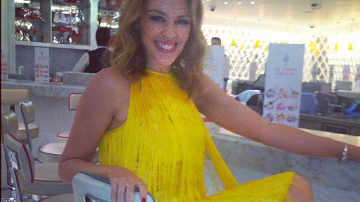 Kylie i citrongul klänning. 