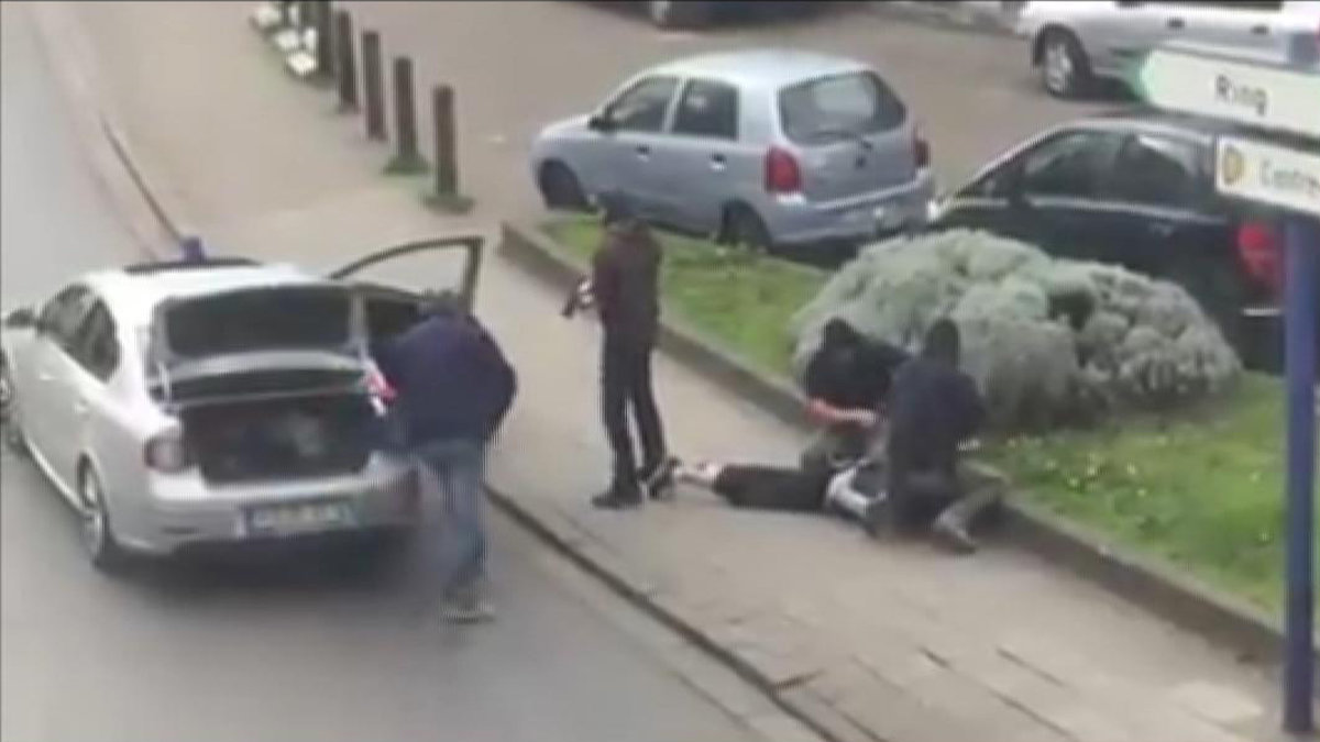 Polisen griper en av terroristerna i Bryssel. 