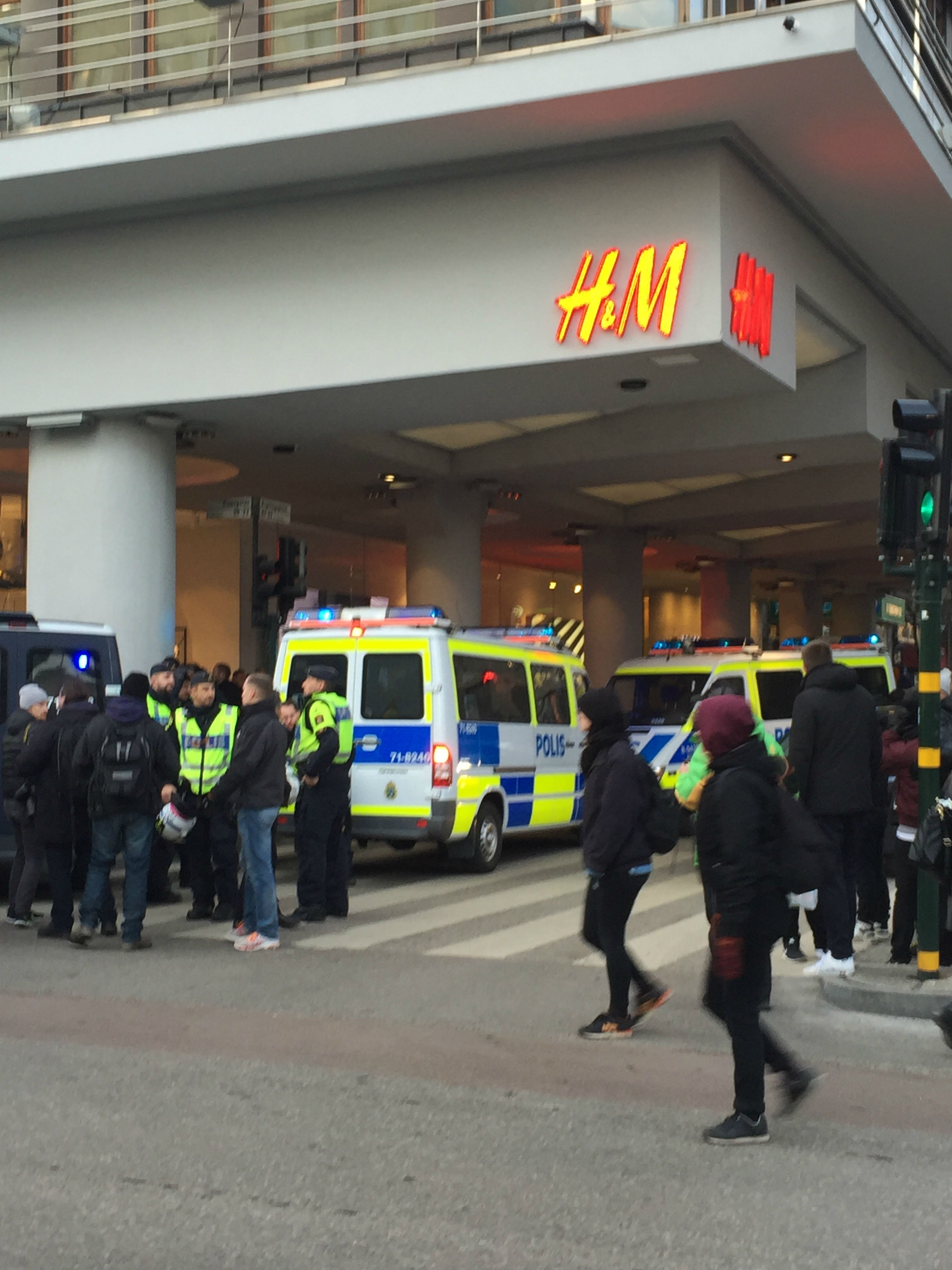 Enligt vittnen ska polisen ha brottat ner en person. Enligt vittnen ska polisen ha brottat ner en person.