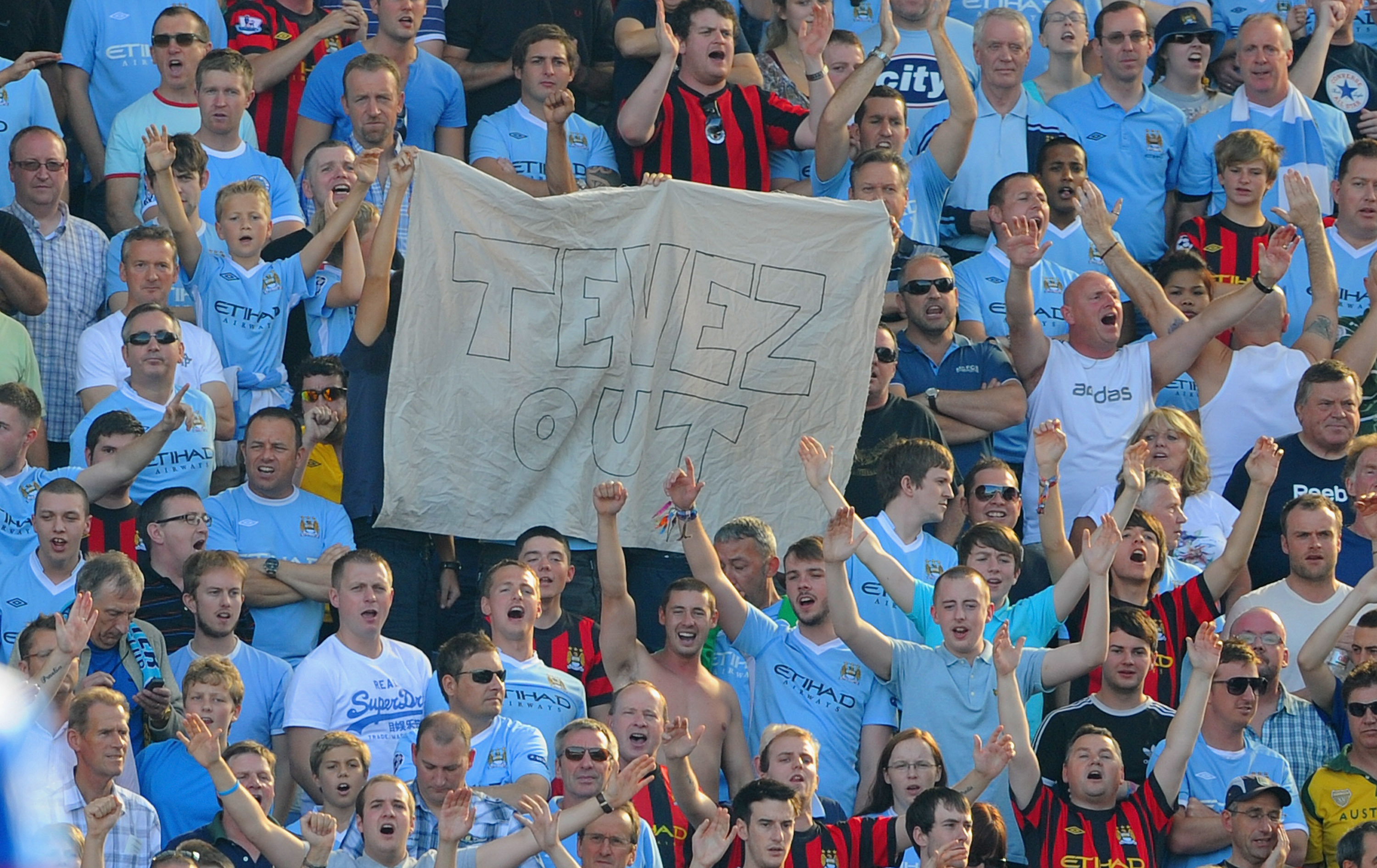 Carlos Tevez var inte populär hos City-fansen som bland annat slängde hans tröjor i sopporna. Carlos Tevez var inte populär hos City-fansen som bland annat slängde hans tröjor i sopporna.