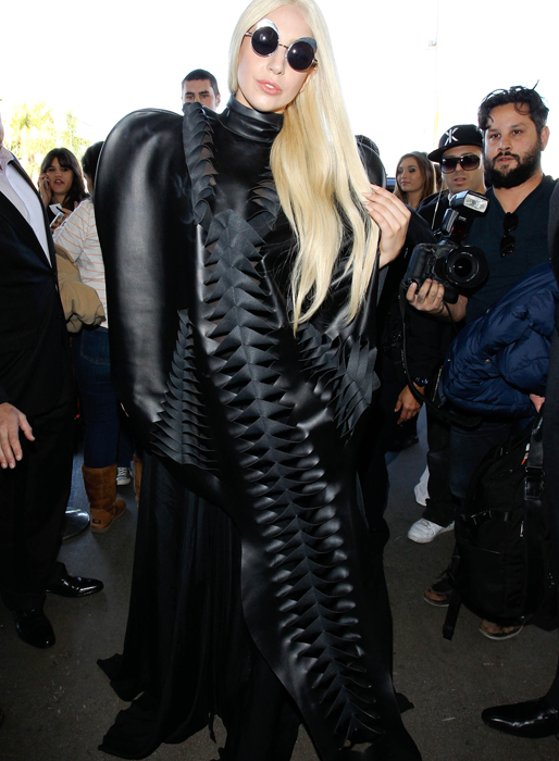 Renässansmänniskan Lady Gaga bjöd på ännu en vild outfit i veckan. Dammsugare? Lakritsgodis? Ingen vet. Renässansmänniskan Lady Gaga bjöd på ännu en vild outfit i veckan. Dammsugare? Lakritsgodis? Ingen vet.